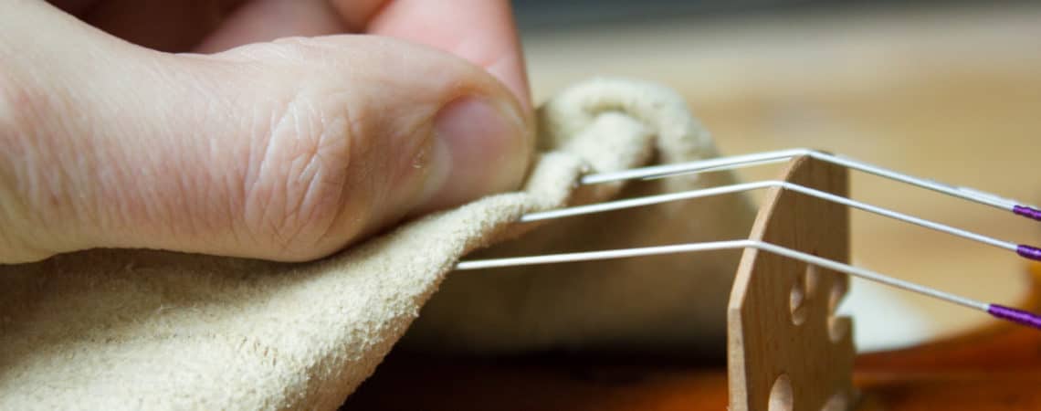 Dusters are an efficient way to clean the strings of your violin.