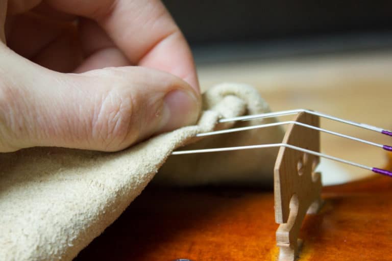 Dusters are an efficient way to clean the strings of your violin.