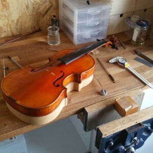 Internship to discover violin-making and a violin assembly