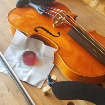 Rent a violin in a workshop