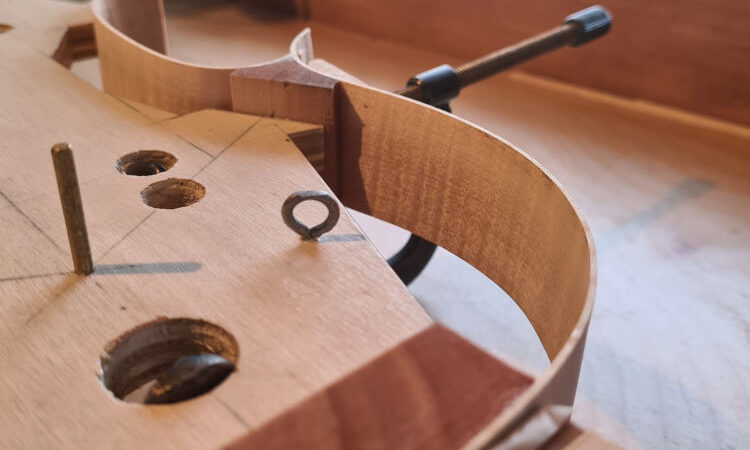 Un luthier à Chypre - montage des éclisses